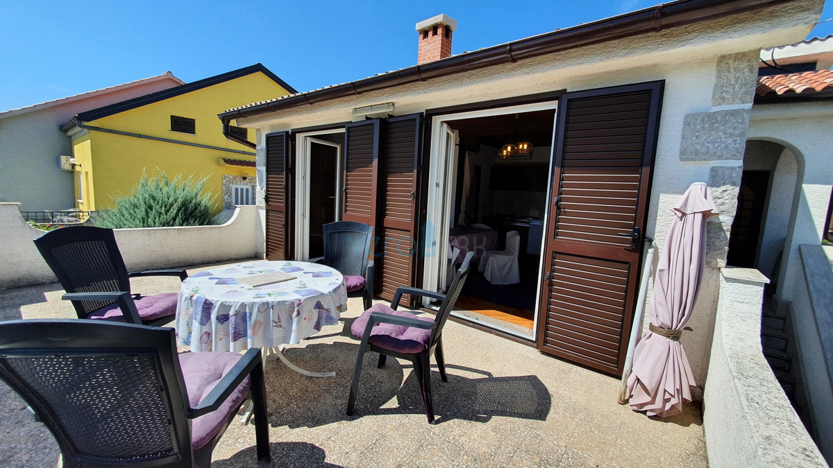 Mesto Krk, širša okolica, samostojna hiša s 5 stanovanj in pogledom na morje