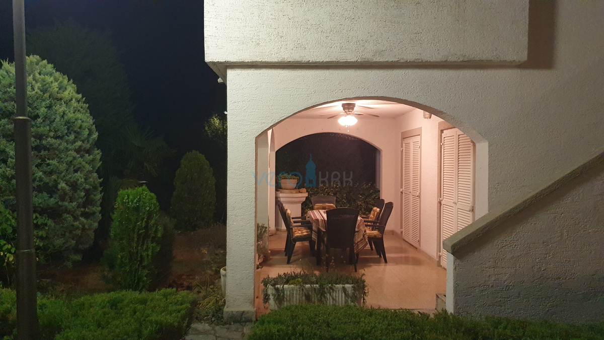 Mesto Krk, širša okolica, samostojna hiša s 5 stanovanj in pogledom na morje