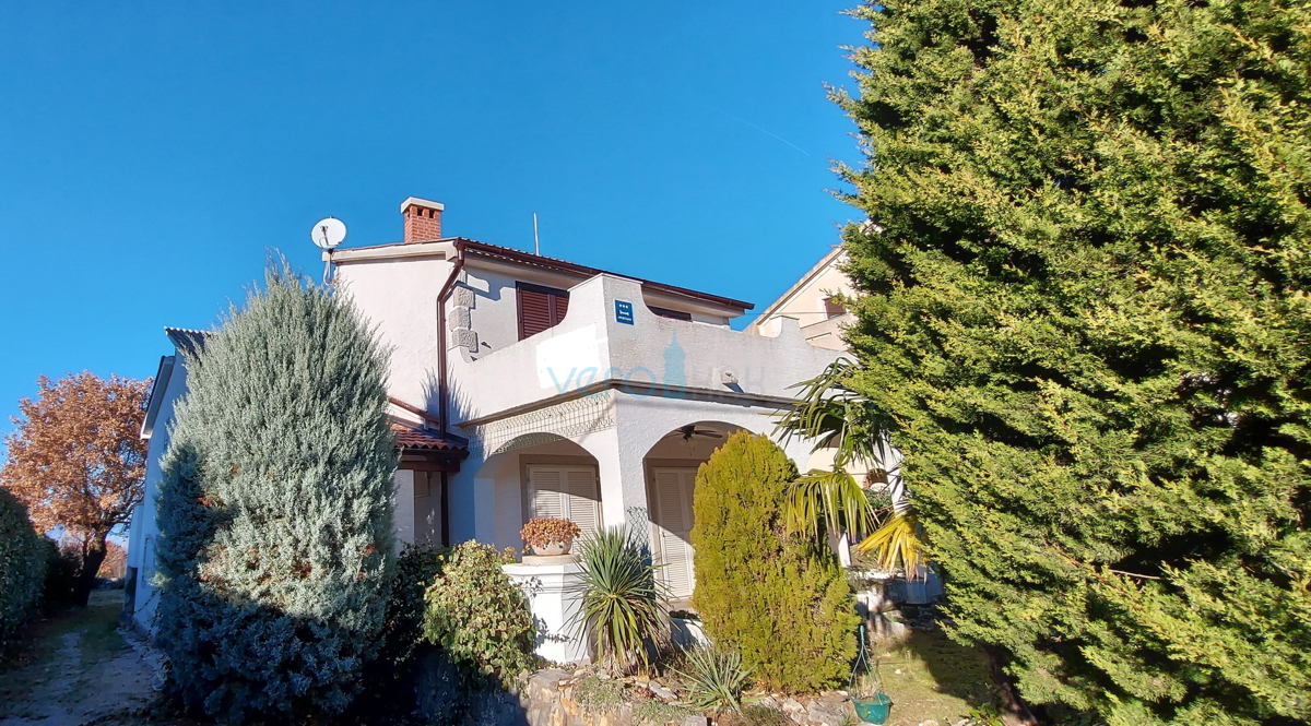 Mesto Krk, širša okolica, samostojna hiša s 5 stanovanj in pogledom na morje