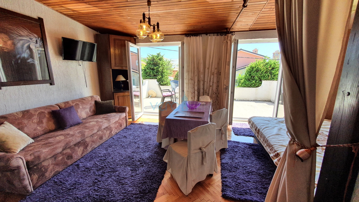 Mesto Krk, širša okolica, samostojna hiša s 5 stanovanj in pogledom na morje