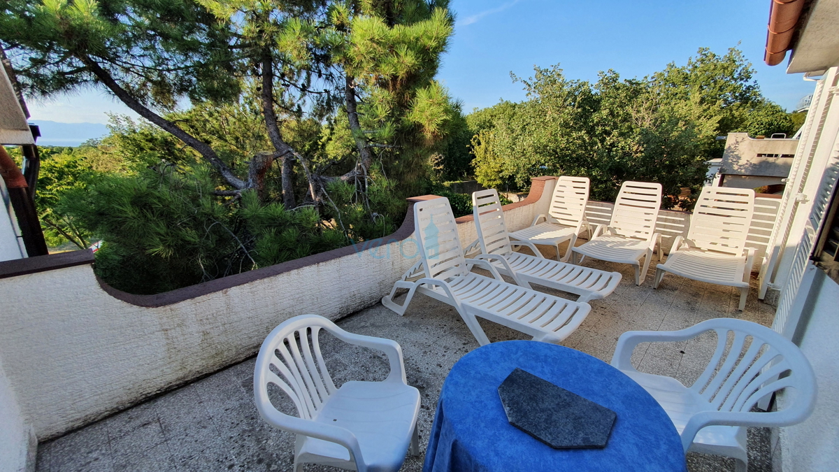 Mesto Krk, širša okolica, samostojna hiša s 5 stanovanj in pogledom na morje