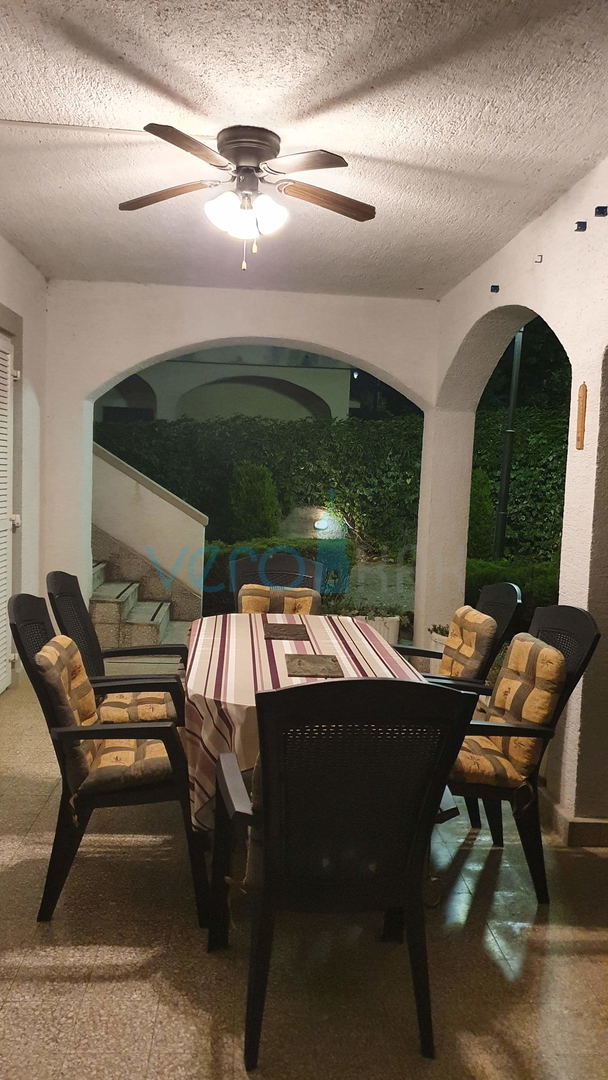 Mesto Krk, širša okolica, samostojna hiša s 5 stanovanj in pogledom na morje