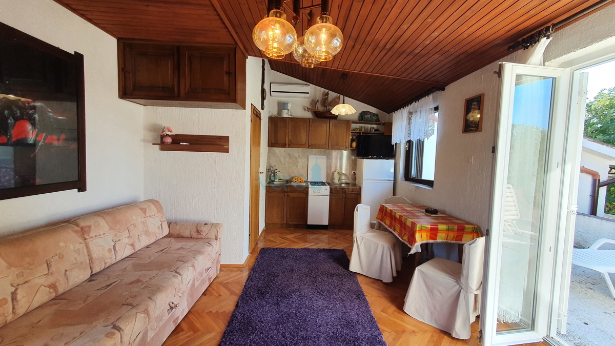 Mesto Krk, širša okolica, samostojna hiša s 5 stanovanj in pogledom na morje