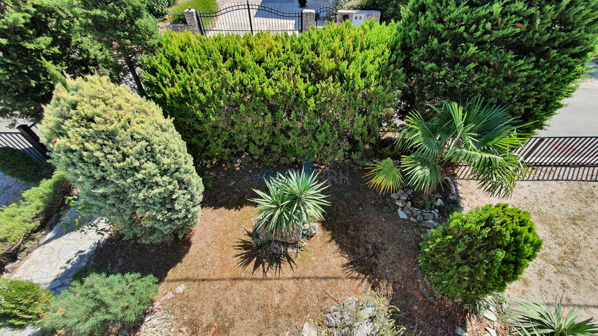 Mesto Krk, širša okolica, samostojna hiša s 5 stanovanj in pogledom na morje