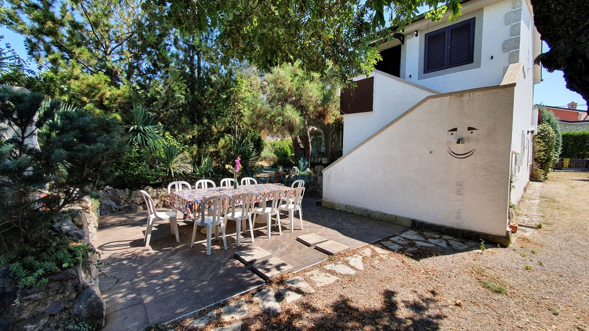 Mesto Krk, širša okolica, samostojna hiša s 5 stanovanj in pogledom na morje