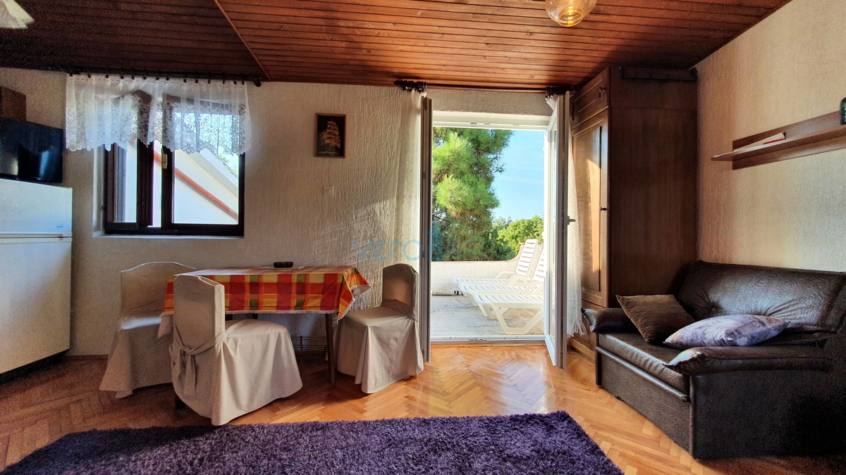 Mesto Krk, širša okolica, samostojna hiša s 5 stanovanj in pogledom na morje