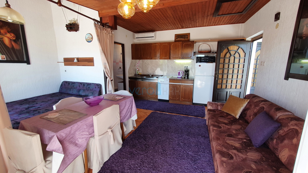 Mesto Krk, širša okolica, samostojna hiša s 5 stanovanj in pogledom na morje