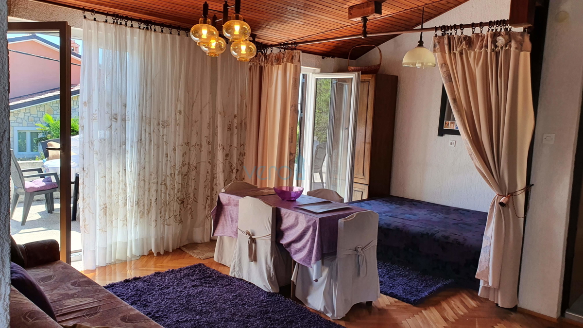 Mesto Krk, širša okolica, samostojna hiša s 5 stanovanj in pogledom na morje