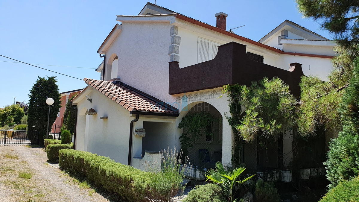 Mesto Krk, širša okolica, samostojna hiša s 5 stanovanj in pogledom na morje