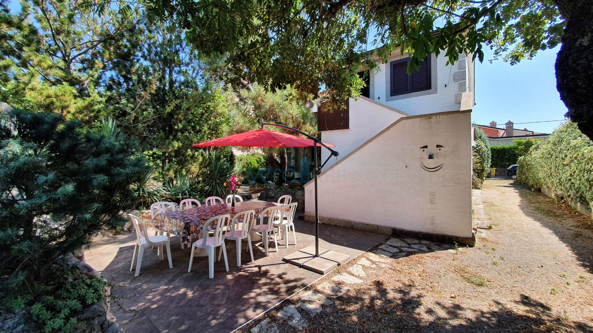 Mesto Krk, širša okolica, samostojna hiša s 5 stanovanj in pogledom na morje