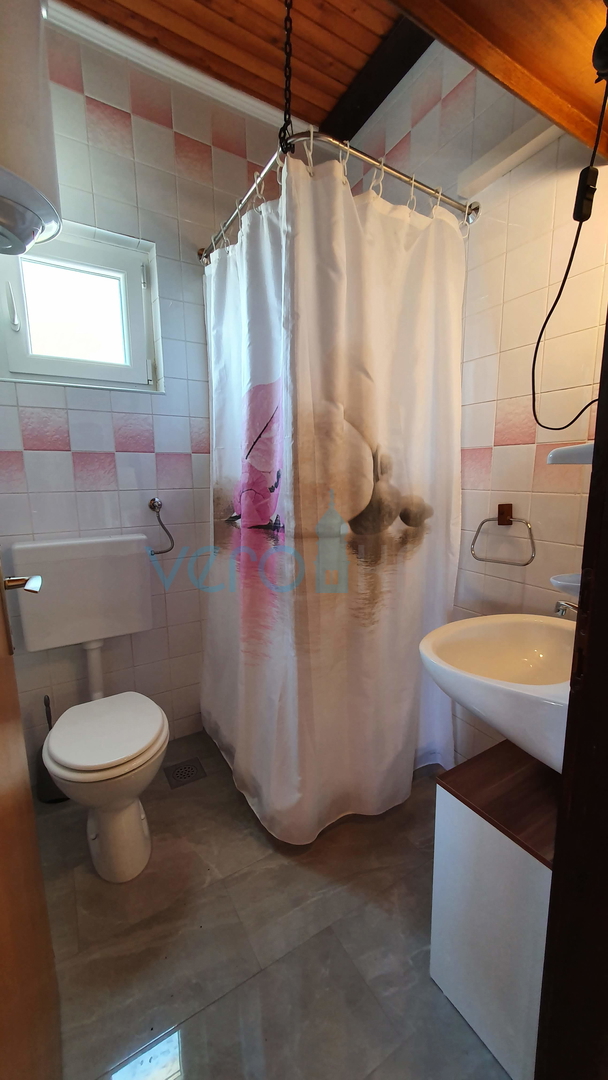 Mesto Krk, širša okolica, samostojna hiša s 5 stanovanj in pogledom na morje