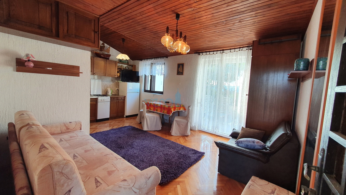 Mesto Krk, širša okolica, samostojna hiša s 5 stanovanj in pogledom na morje