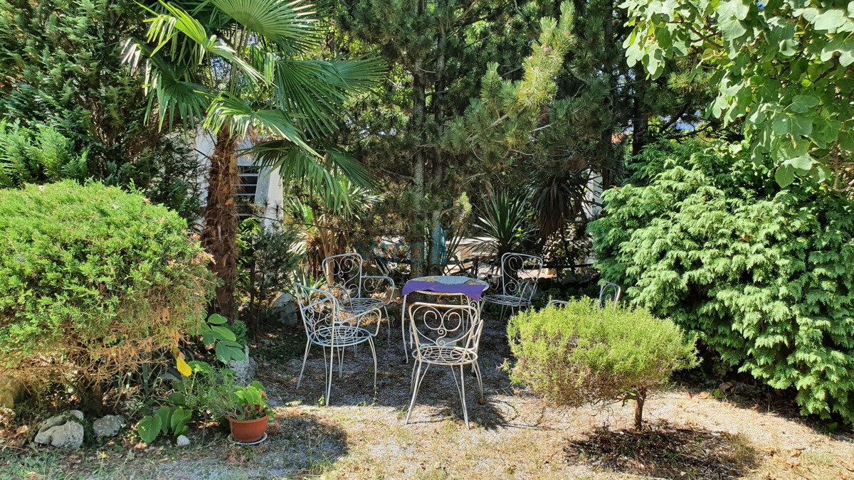 Mesto Krk, širša okolica, samostojna hiša s 5 stanovanj in pogledom na morje