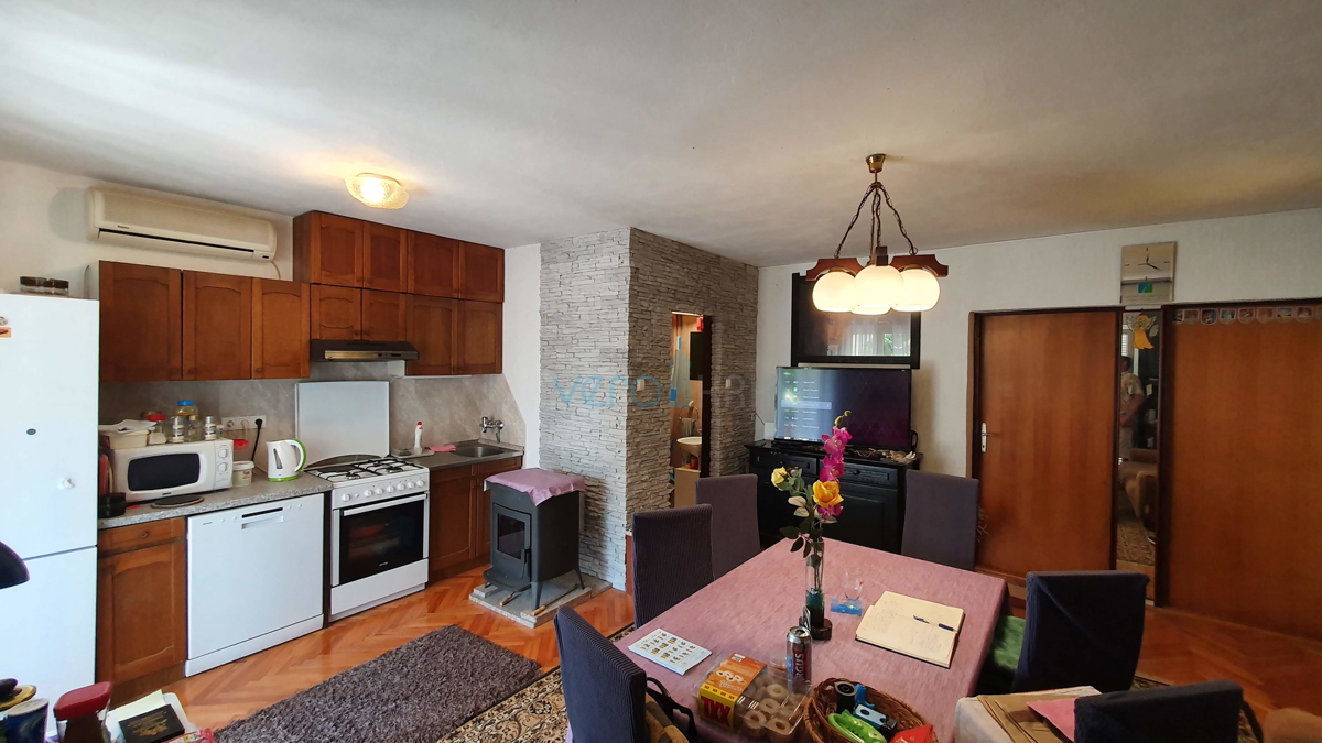 Mesto Krk, širša okolica, samostojna hiša s 5 stanovanj in pogledom na morje