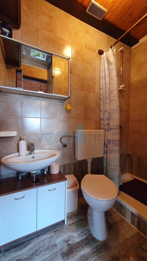 Mesto Krk, širša okolica, samostojna hiša s 5 stanovanj in pogledom na morje