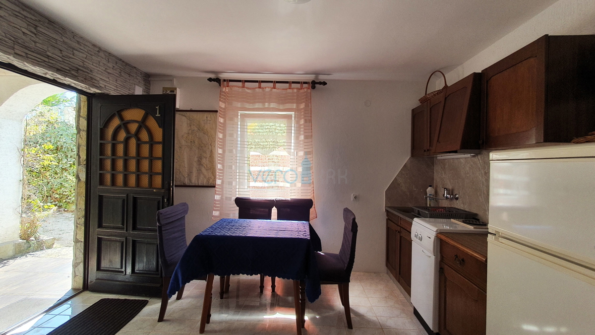 Mesto Krk, širša okolica, samostojna hiša s 5 stanovanj in pogledom na morje