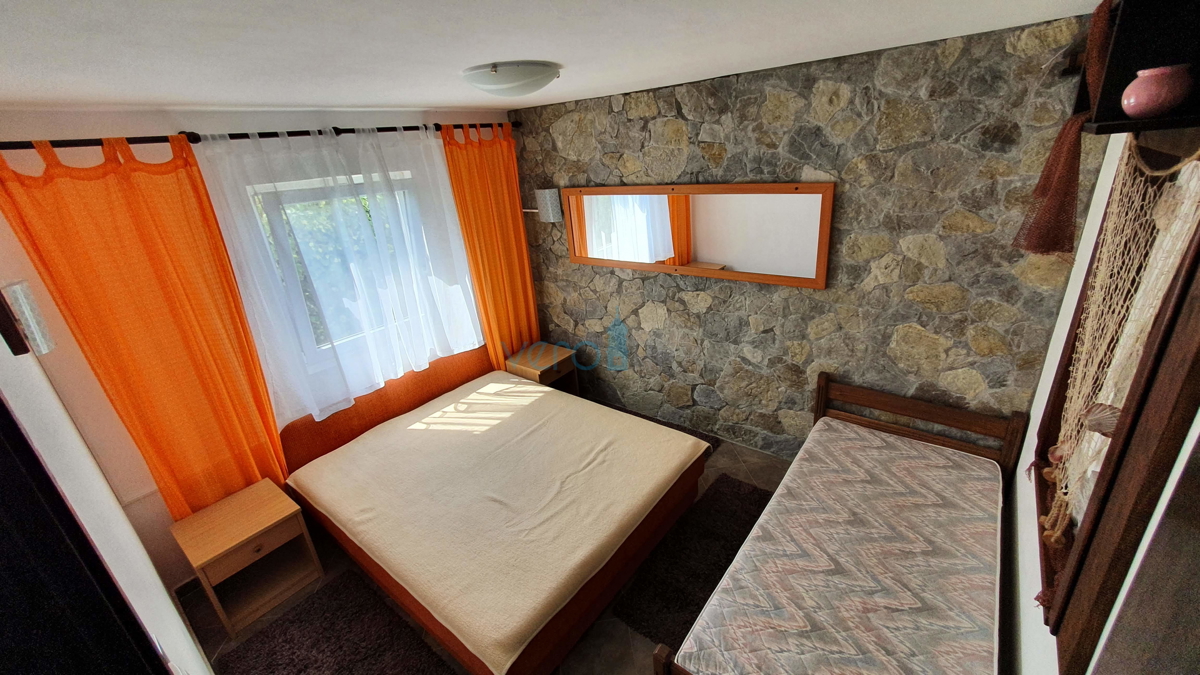 Mesto Krk, širša okolica, samostojna hiša s 5 stanovanj in pogledom na morje