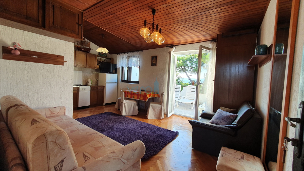 Mesto Krk, širša okolica, samostojna hiša s 5 stanovanj in pogledom na morje