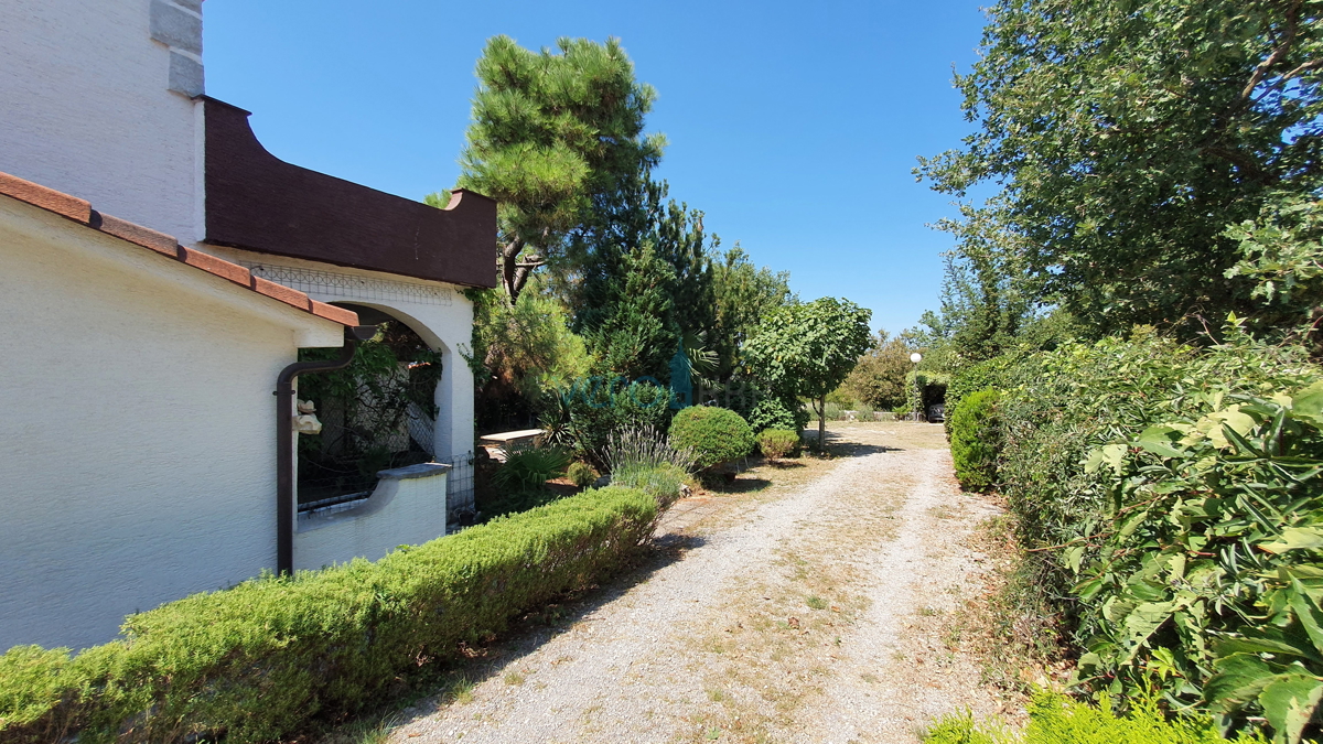 Mesto Krk, širša okolica, samostojna hiša s 5 stanovanj in pogledom na morje