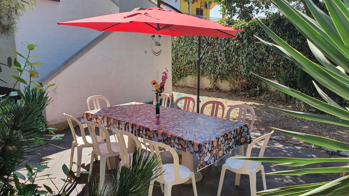 Mesto Krk, širša okolica, samostojna hiša s 5 stanovanj in pogledom na morje