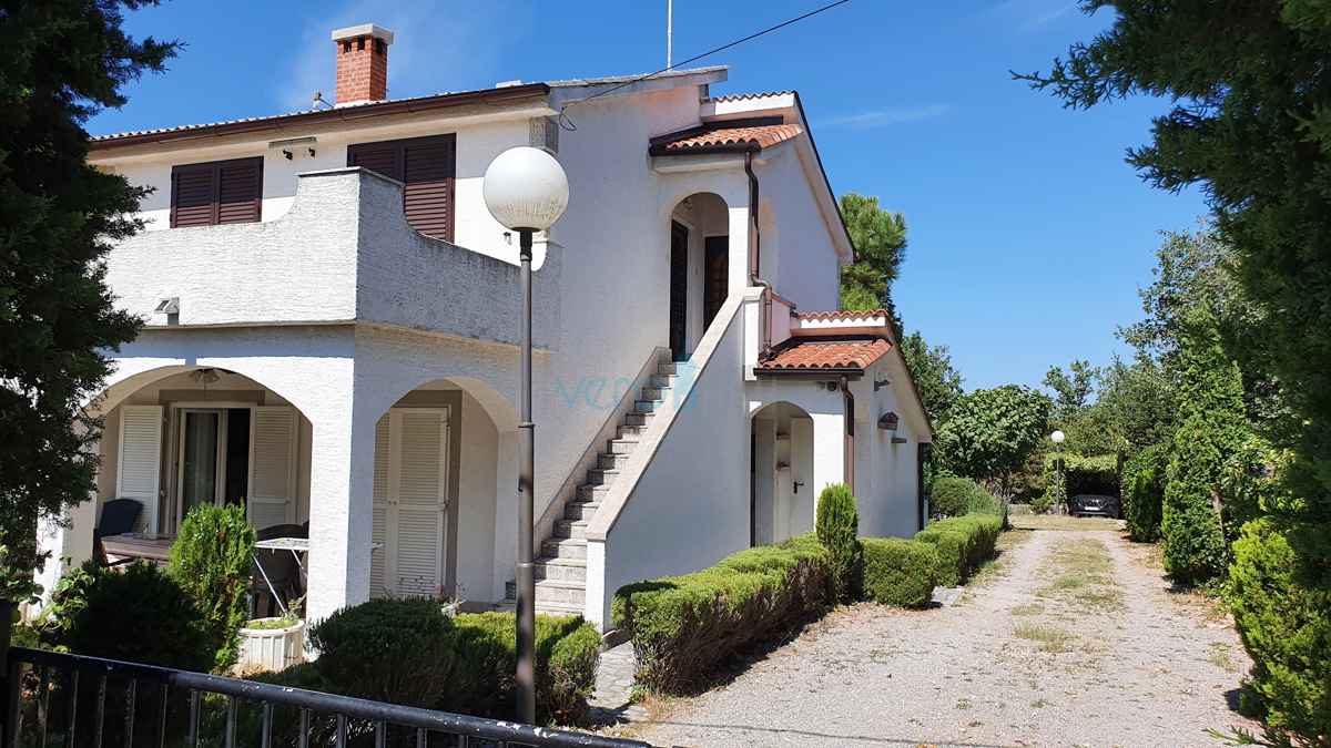 Mesto Krk, širša okolica, samostojna hiša s 5 stanovanj in pogledom na morje