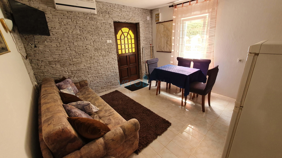 Mesto Krk, širša okolica, samostojna hiša s 5 stanovanj in pogledom na morje