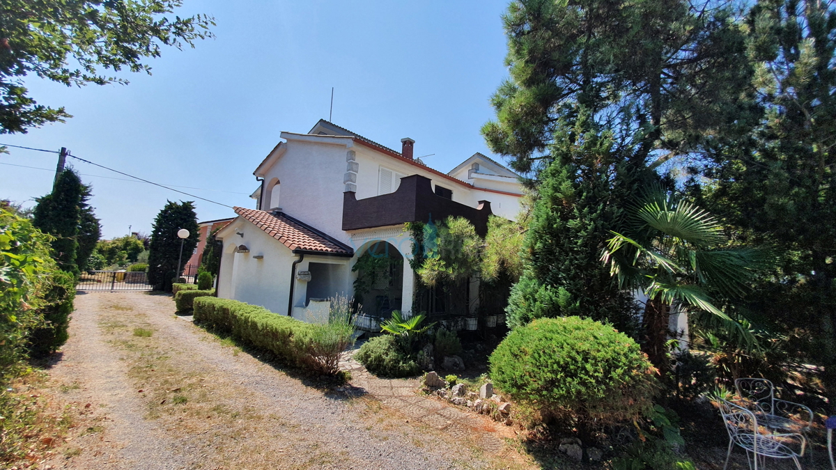 Mesto Krk, širša okolica, samostojna hiša s 5 stanovanj in pogledom na morje