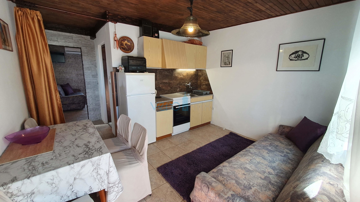 Mesto Krk, širša okolica, samostojna hiša s 5 stanovanj in pogledom na morje