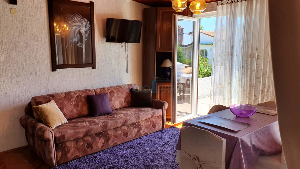 Mesto Krk, širša okolica, samostojna hiša s 5 stanovanj in pogledom na morje