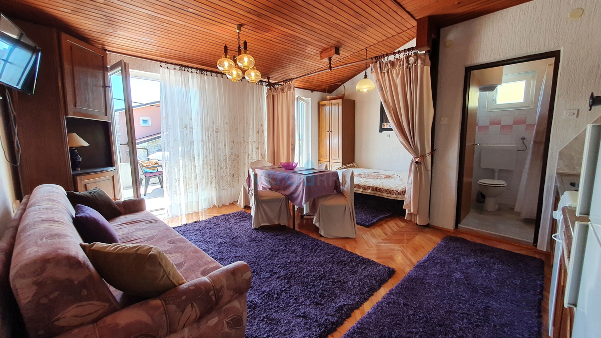 Mesto Krk, širša okolica, samostojna hiša s 5 stanovanj in pogledom na morje