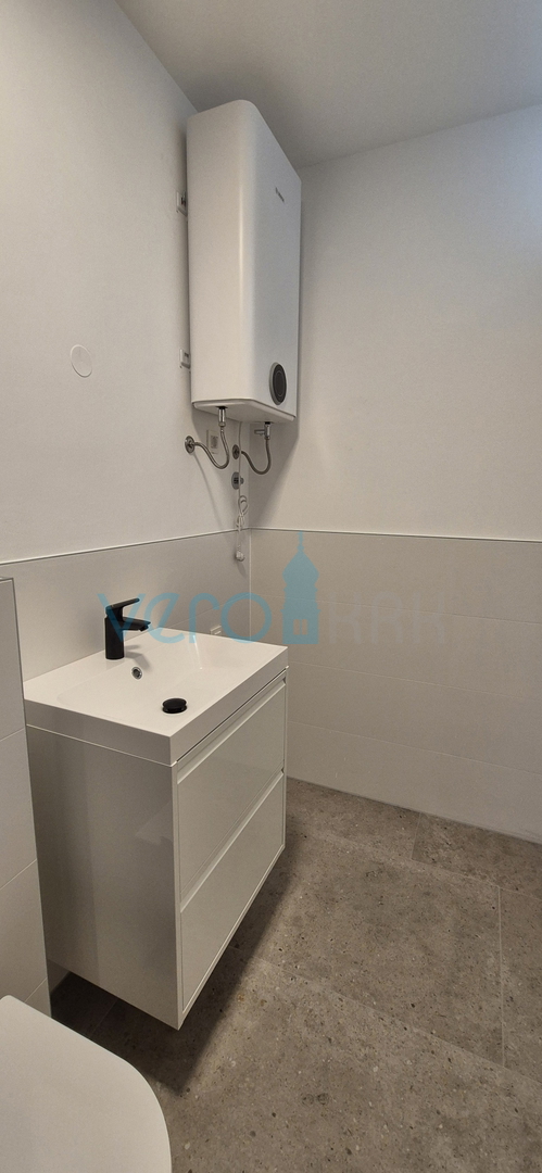 Otok Krk, Omišalj, Stanovanje v prvem nadstropju z razgledom, dvorišče, 170 m od morja, prodaja