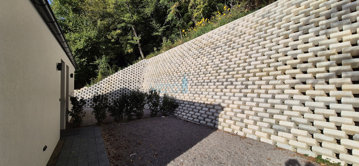 Otok Krk, Omišalj, Stanovanje v prvem nadstropju z razgledom, dvorišče, 170 m od morja, prodaja