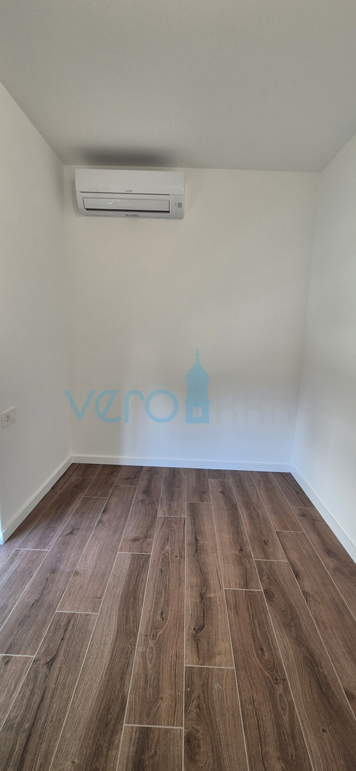 Otok Krk, Omišalj, Stanovanje v prvem nadstropju z razgledom, dvorišče, 170 m od morja, prodaja
