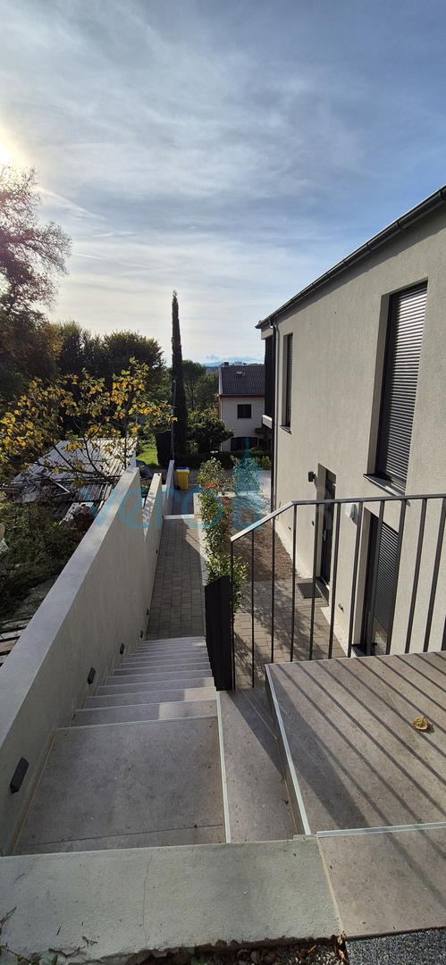 Otok Krk, Omišalj, Stanovanje v prvem nadstropju z razgledom, dvorišče, 170 m od morja, prodaja