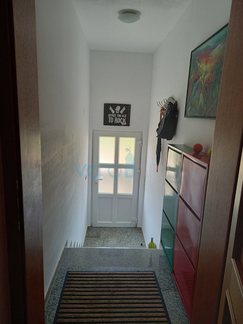 Krk, mesto, apartma 84m2 z vrtom, pogled na morje, prodamo