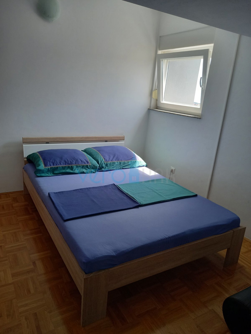 Krk, mesto, apartma 84m2 z vrtom, pogled na morje, prodamo