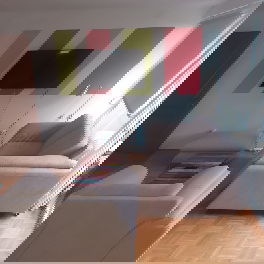 Krk, mesto, apartma 84m2 z vrtom, pogled na morje, prodamo