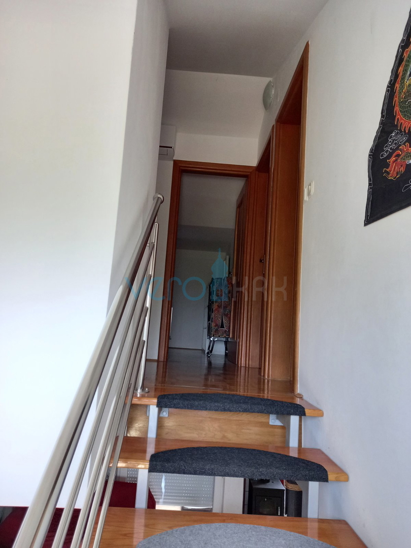 Krk, mesto, apartma 84m2 z vrtom, pogled na morje, prodamo