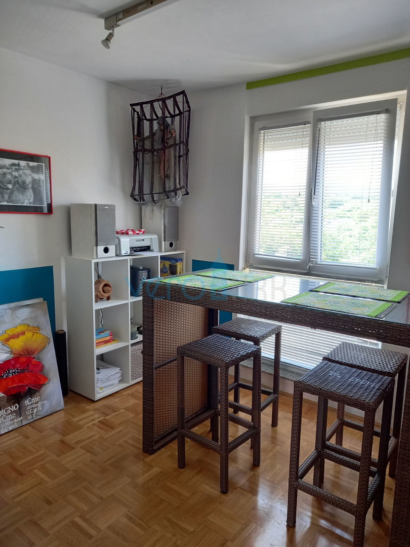 Krk, mesto, apartma 84m2 z vrtom, pogled na morje, prodamo