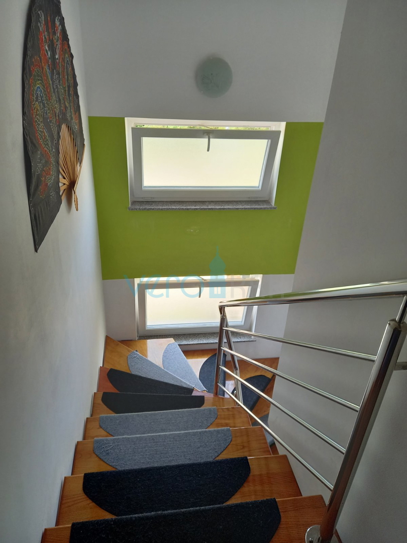 Krk, mesto, apartma 84m2 z vrtom, pogled na morje, prodamo