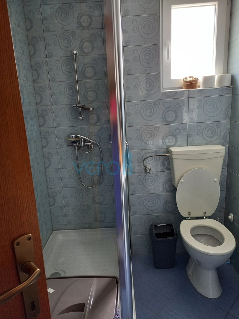 Krk, mesto, apartma 84m2 z vrtom, pogled na morje, prodamo