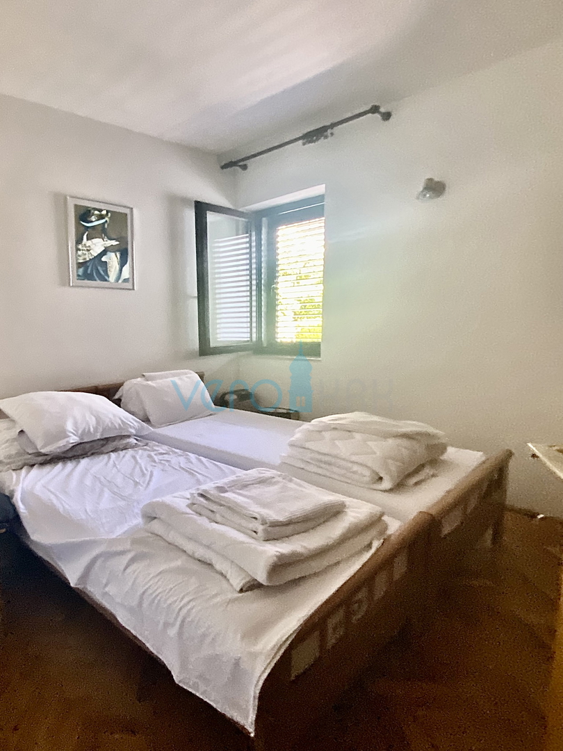 Otok Krk, Baška, Apartma v pritličju z vrtom, prodamo
