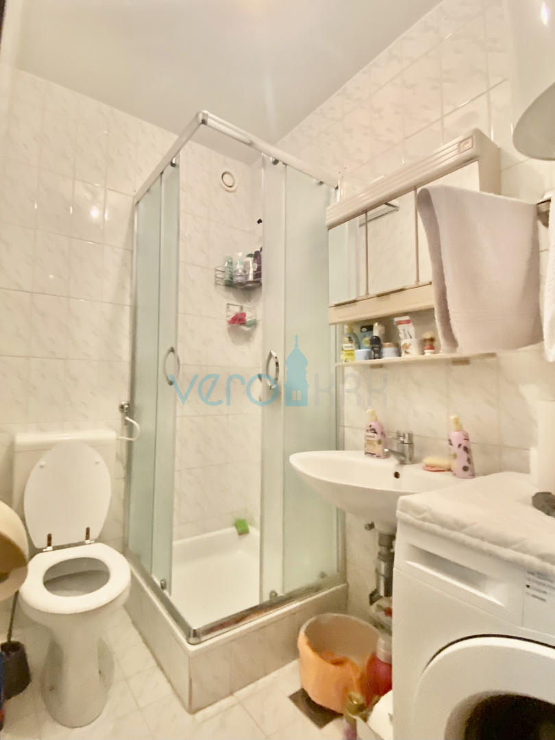 Otok Krk, Baška, Apartma v pritličju z vrtom, prodamo