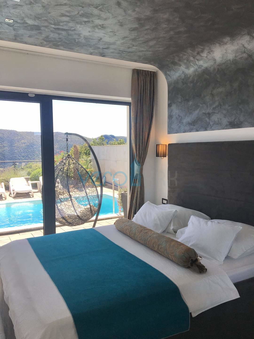 Crikvenica, zaledje - urbana vila z bazenom, prodaja