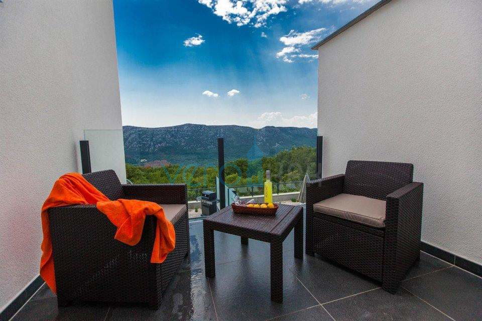 Crikvenica, zaledje - urbana vila z bazenom, prodaja