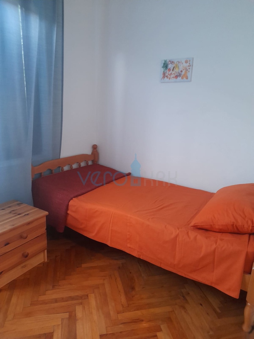 Njivice, otok Krk, dvojček s 3 apartmaji, vrt, pogled na morje, prodamo