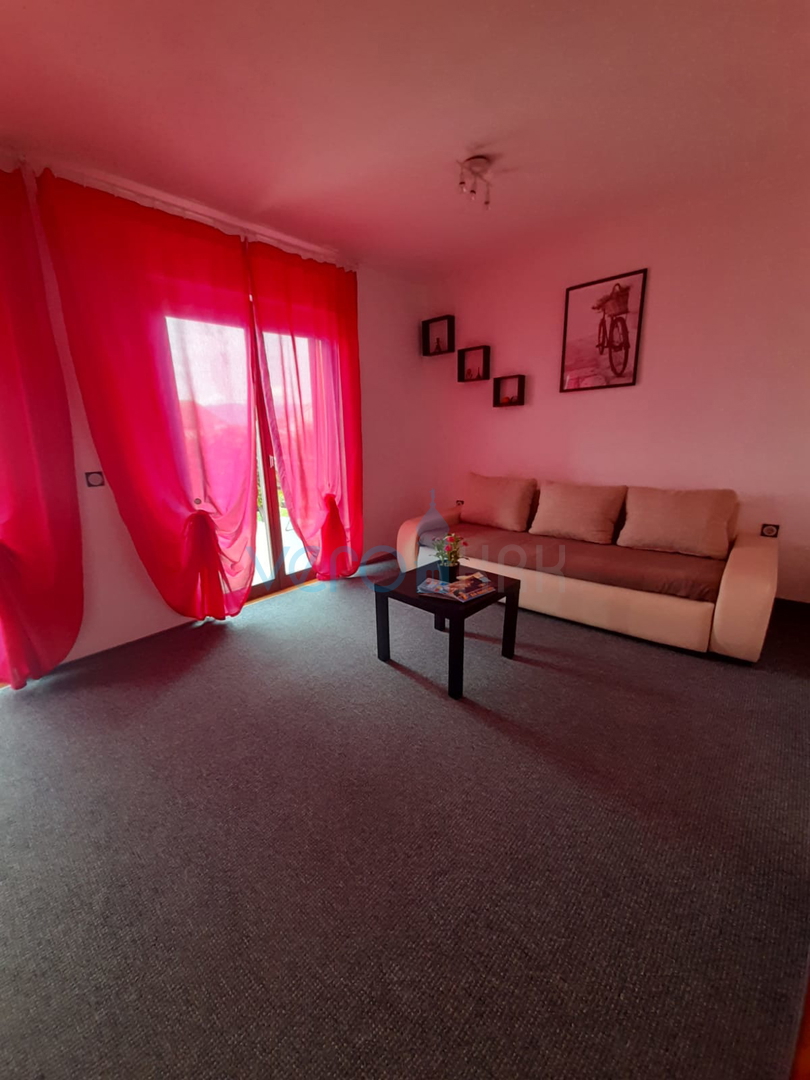 Njivice, otok Krk, dvojček s 3 apartmaji, vrt, pogled na morje, prodamo