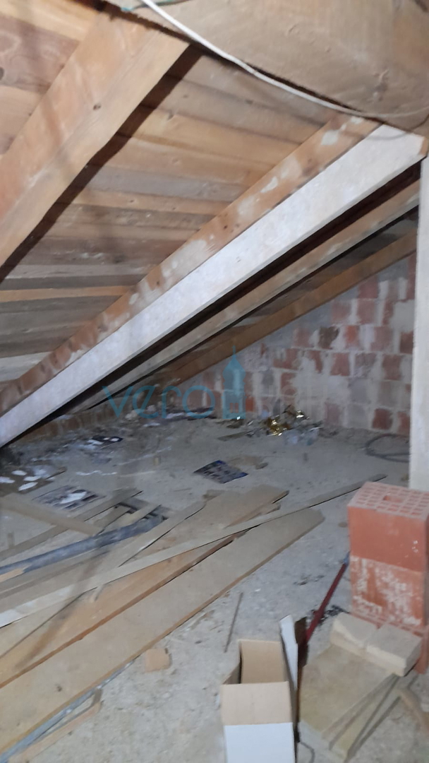 Njivice, otok Krk, dvojček s 3 apartmaji, vrt, pogled na morje, prodamo