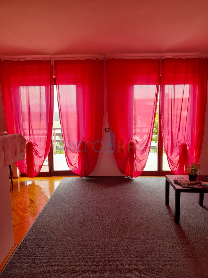 Njivice, otok Krk, dvojček s 3 apartmaji, vrt, pogled na morje, prodamo