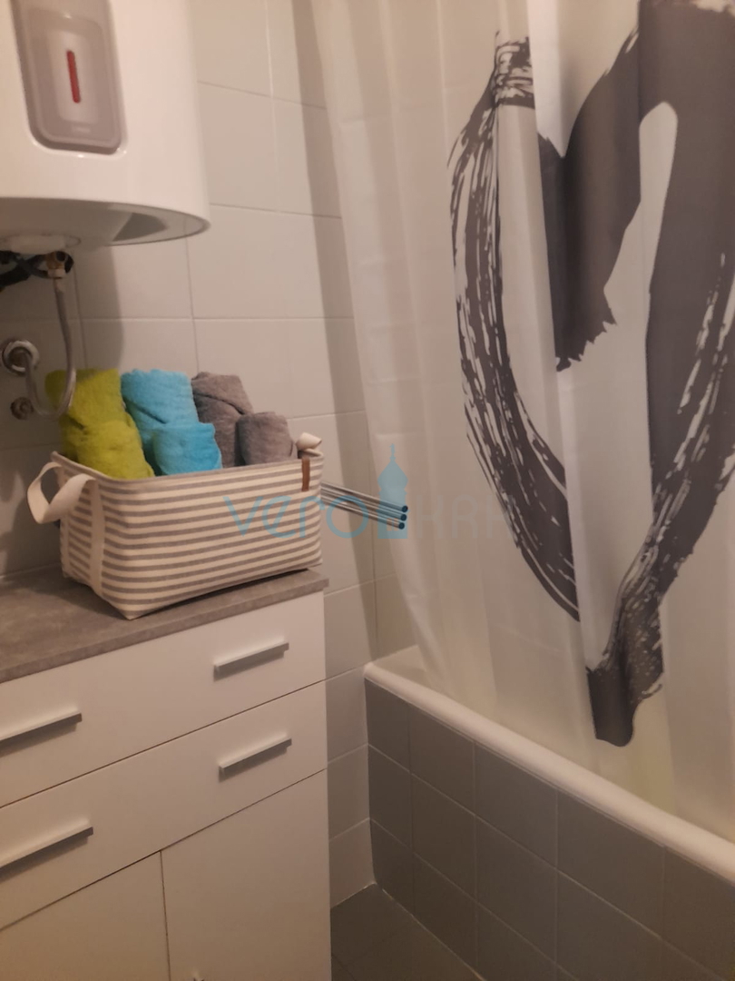 Njivice, otok Krk, dvojček s 3 apartmaji, vrt, pogled na morje, prodamo